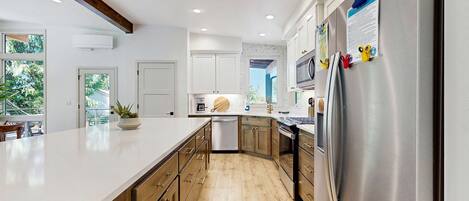 Kylskåp, mikrovågsugn, ugn och spishäll