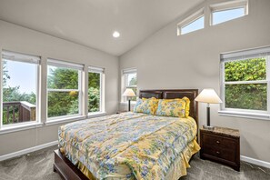 4 bedrooms, iron/ironing board, WiFi, bed sheets - Three story ocean view home with balconies grill and open layout dog friendly (Pacific City)