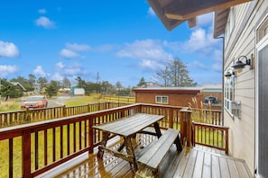 Outdoor dining - Family friendly home with private hot tub fireplace and BBQ close to beach (Pacific City)