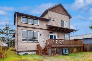 Exterior - Family friendly home with private hot tub fireplace and BBQ close to beach (Pacific City)