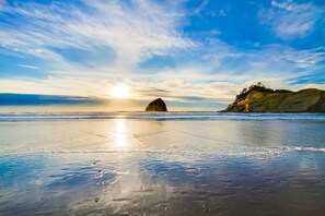 Beach nearby - Family friendly home with private hot tub fireplace and BBQ close to beach (Pacific City)