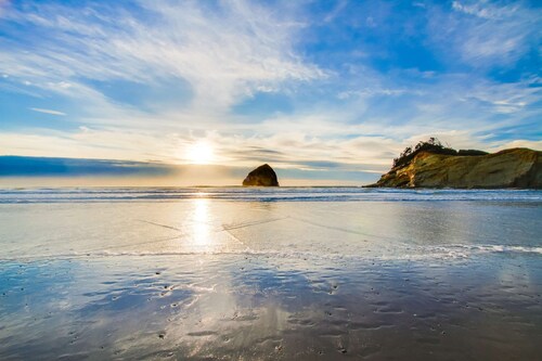 Coastal home walking distance to the beach with outdoor shower and fireplace