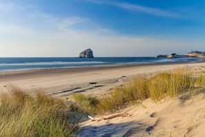 Beach nearby - Coastal home walking distance to the beach with outdoor shower and fireplace (Pacific City)