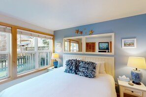 3 bedrooms, iron/ironing board, WiFi, bed sheets - Coastal home walking distance to the beach with outdoor shower and fireplace (Pacific City)