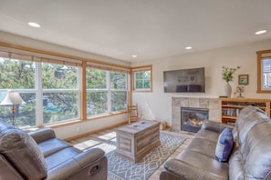 TV, fireplace, video games, DVD player - Modern family friendly beach house walk to the ocean with bikes dogs OK (Pacific City)