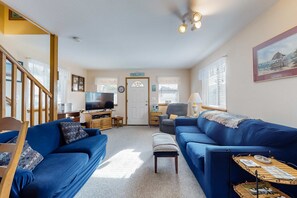 TV, DVD player - Charming house with tranquil setting near the beach (Tierra Del Mar)