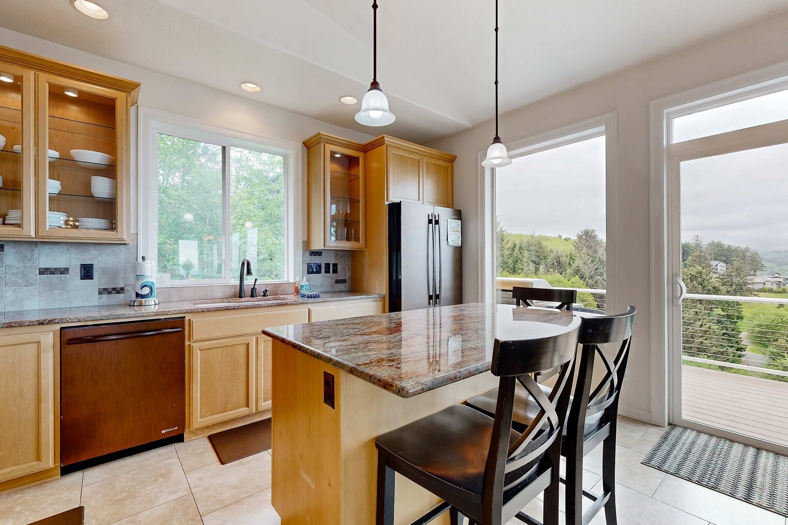 Kylskåp, mikrovågsugn, ugn och spishäll