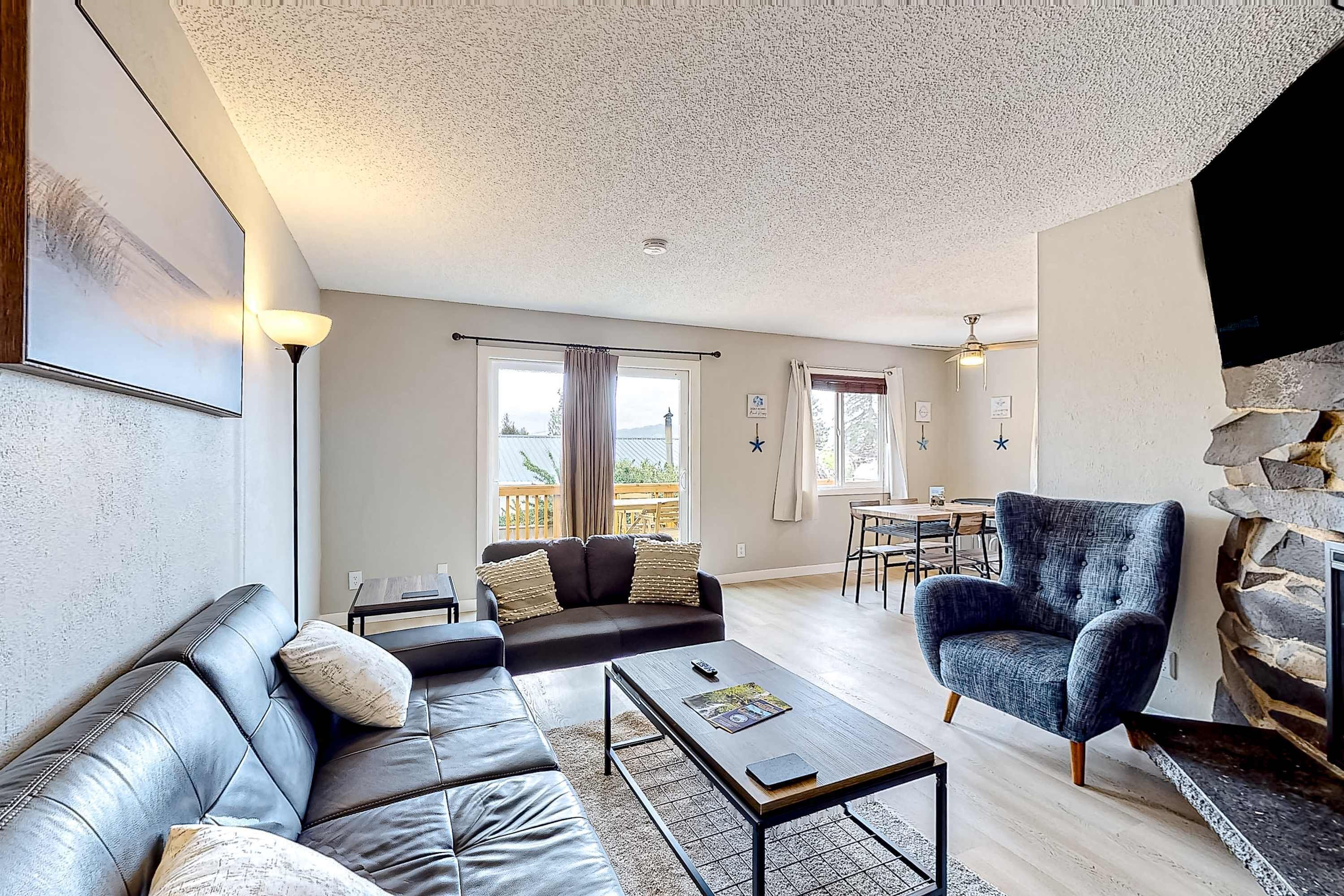 Televisión, chimenea, reproductor de DVD, oficina