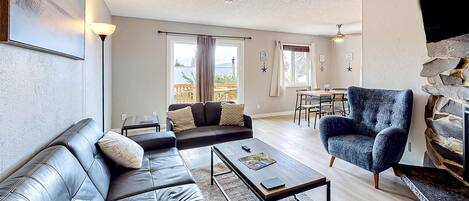 Televisión, chimenea, reproductor de DVD, oficina