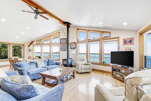 Televisio, DVD-soitin, työhuone