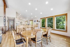 Dining - Dog Friendly Bay View Home with Nautical Decor Close to Beach (Barview)