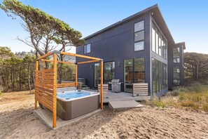 Terrace/patio - Beachfront designer paradise with amazing ocean view hot tub and shuffleboard (Tierra Del Mar)