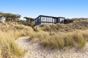 Exterior - Beachfront designer paradise with amazing ocean view hot tub and shuffleboard (Tierra Del Mar)