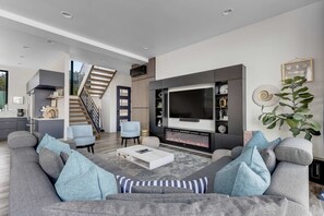 TV, foosball, offices - Beachfront designer paradise with amazing ocean view hot tub and shuffleboard (Tierra Del Mar)