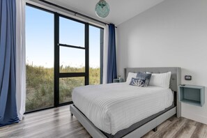 5 bedrooms, WiFi, bed sheets - Beachfront designer paradise with amazing ocean view hot tub and shuffleboard (Tierra Del Mar)