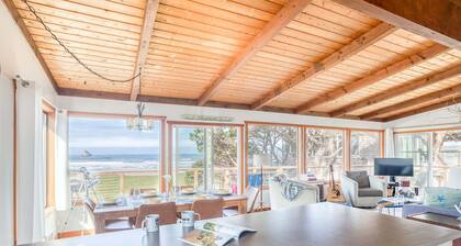Oceanfront cottage with hot tub beach access fireplace and WiFi Dog friendly