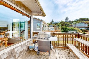 Outdoor dining - Oceanfront cottage with hot tub, beach access, fireplace & WiFi - Dog-friendly (Cape Meares)