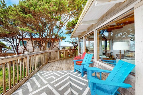 Oceanfront cottage with hot tub beach access fireplace and WiFi Dog friendly