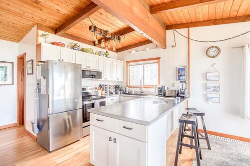 Oceanfront cottage with hot tub beach access fireplace and WiFi Dog friendly
