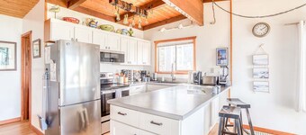 Oceanfront cottage with hot tub beach access fireplace and WiFi Dog friendly