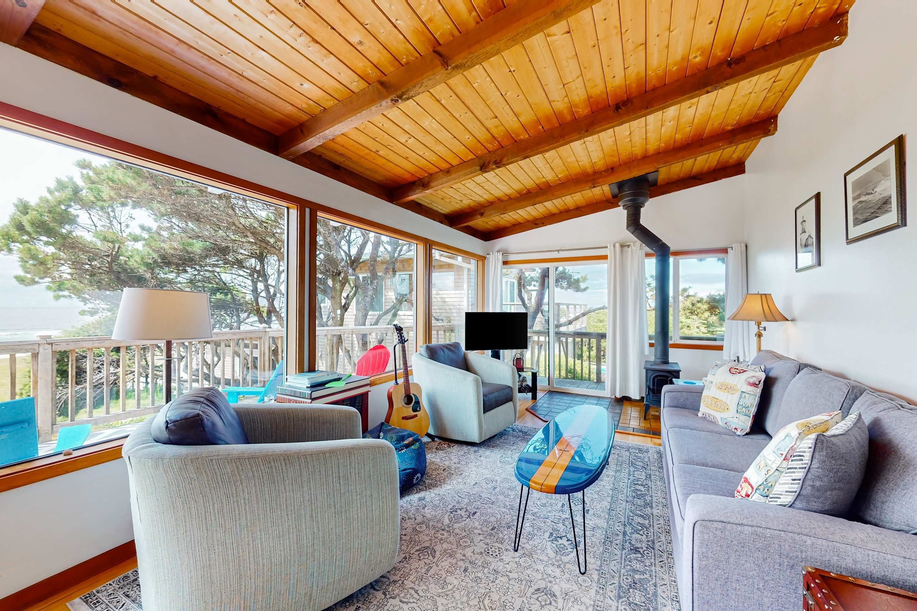 Una televisión, una chimenea, un reproductor de DVD