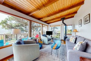 Living area - Oceanfront cottage with hot tub, beach access, fireplace & WiFi - Dog-friendly (Cape Meares)