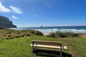 On the beach - Oceanfront cottage with hot tub, beach access, fireplace & WiFi - Dog-friendly (Cape Meares)