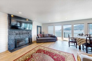 Interior - Bayview home with a deck overlooking the locally famous Ghost Hole fishing spot (Bay City)