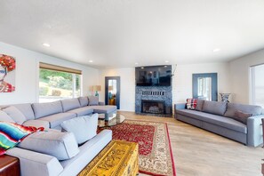 TV, offices - Bayview home with a deck overlooking the locally famous Ghost Hole fishing spot (Bay City)