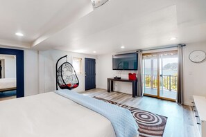 3 bedrooms, iron/ironing board, WiFi, bed sheets - Bayview home with a deck overlooking the locally famous Ghost Hole fishing spot (Bay City)