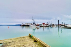 Ein ruhiger Hafen mit Booten an hölzernen Stegen.