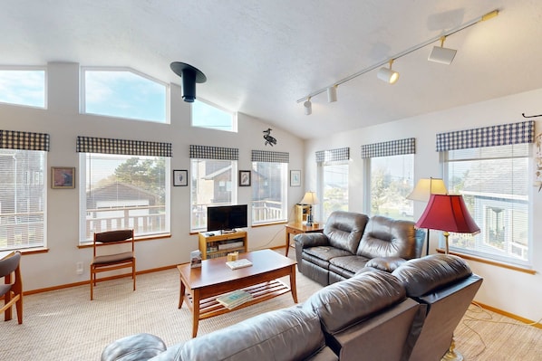 TV, DVD player, stereo, offices - Cozy coastal home with deck ocean views and firepit 4 blocks to beach (Cape Meares)