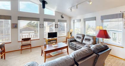 Cozy coastal home with deck ocean views and firepit 4 blocks to beach