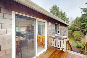 Terrace/patio - Cozy coastal home with deck ocean views and firepit 4 blocks to beach (Cape Meares)