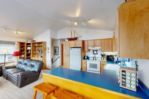 TV, DVD player, stereo, offices - Cozy coastal home with deck ocean views and firepit 4 blocks to beach (Cape Meares)