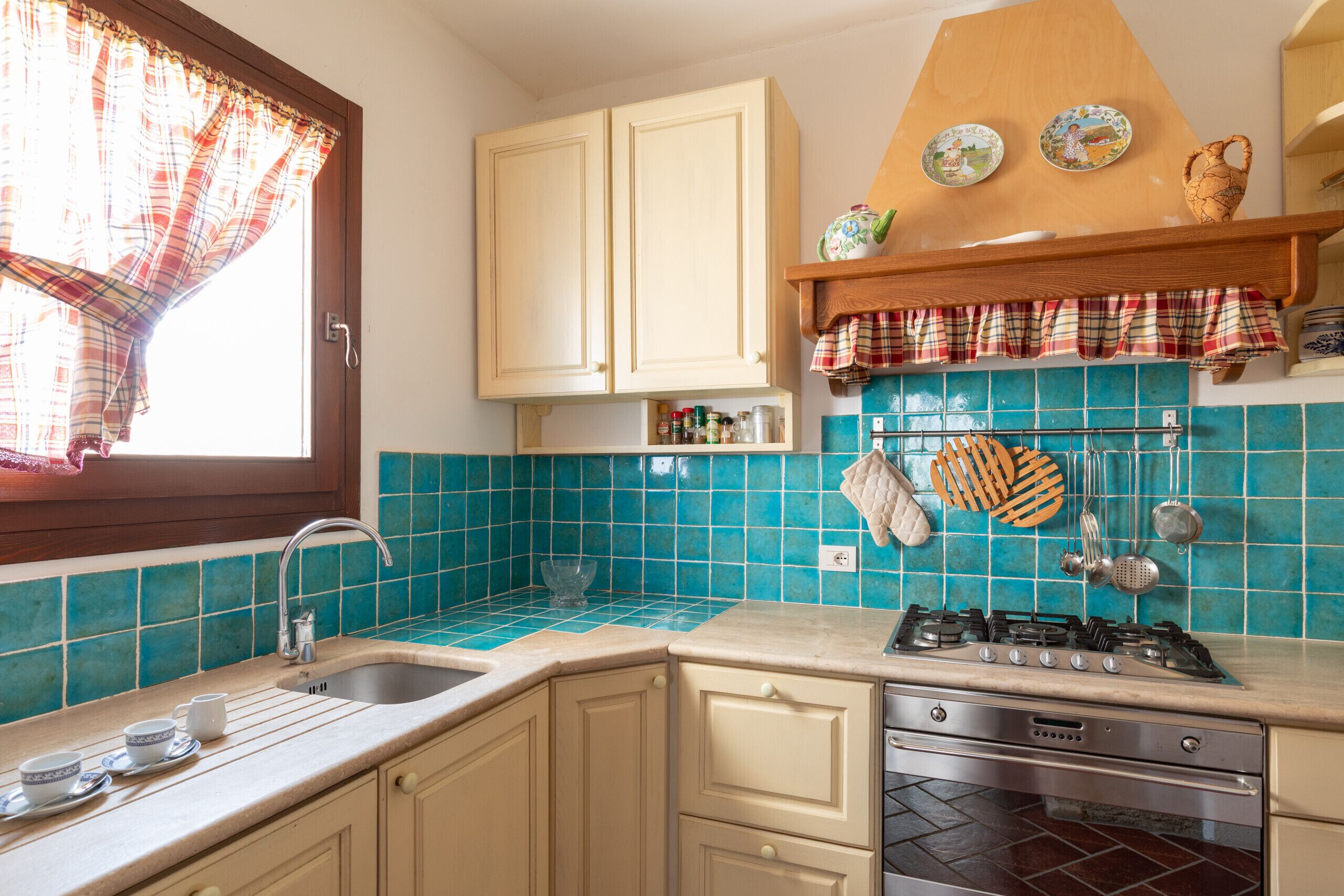 Réfrigérateur, four, lave-vaisselle, bouilloire électrique