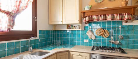 Réfrigérateur, four, lave-vaisselle, bouilloire électrique