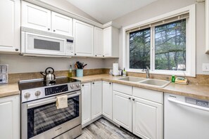 Fridge, microwave, oven, stovetop - Home with gas fireplace washer dryer and 2 outdoor spaces walk to beach (Tierra Del Mar)