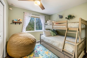 3 bedrooms, WiFi, bed sheets - Home with gas fireplace washer dryer and 2 outdoor spaces walk to beach (Tierra Del Mar)