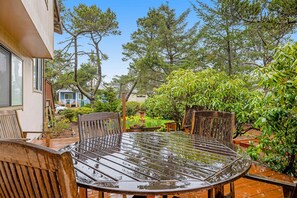 Outdoor dining - Home with gas fireplace washer dryer and 2 outdoor spaces walk to beach (Tierra Del Mar)