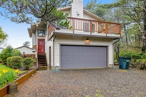 Exterior - Home with gas fireplace washer dryer and 2 outdoor spaces walk to beach (Tierra Del Mar)