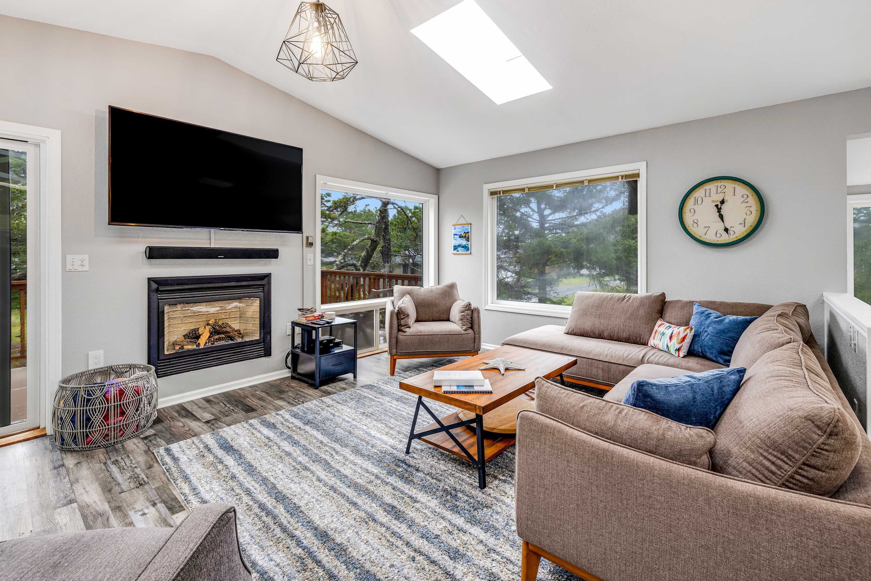 Fernseher, Kamin, Arbeitsbereiche