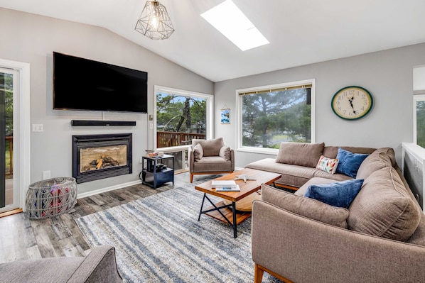 TV, fireplace, offices - Home with gas fireplace washer dryer and 2 outdoor spaces walk to beach (Tierra Del Mar)