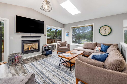 Home with gas fireplace washer dryer and 2 outdoor spaces walk to beach