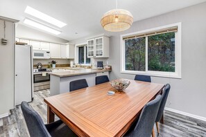 Dining - Home with gas fireplace washer dryer and 2 outdoor spaces walk to beach (Tierra Del Mar)