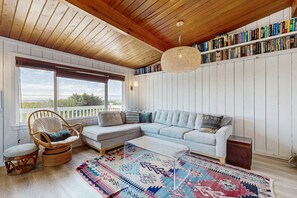 Living area - Waterfront house with ocean views & gorgeous sunsets - dog-friendly (Cape Meares)