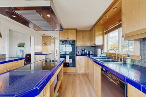 Private kitchen - Waterfront house with ocean views & gorgeous sunsets - dog-friendly (Cape Meares)