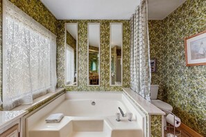 Een douche, een haardroger, handdoeken, shampoo