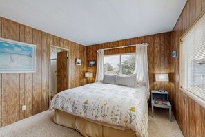 3 bedrooms, iron/ironing board, WiFi, bed sheets - Classic home with partial ocean views and horseshoe pit close to beach (Cape Meares)