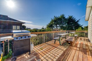 Outdoor dining - Classic home with partial ocean views and horseshoe pit close to beach (Cape Meares)
